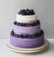 Свадебный торт трехъярусный с сезонными ягодами
